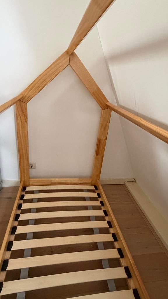 Peuterbedje huis van hout, 70 tot 85 cm, Zo goed als nieuw, Lattenbodem, 140 tot 160 cm
