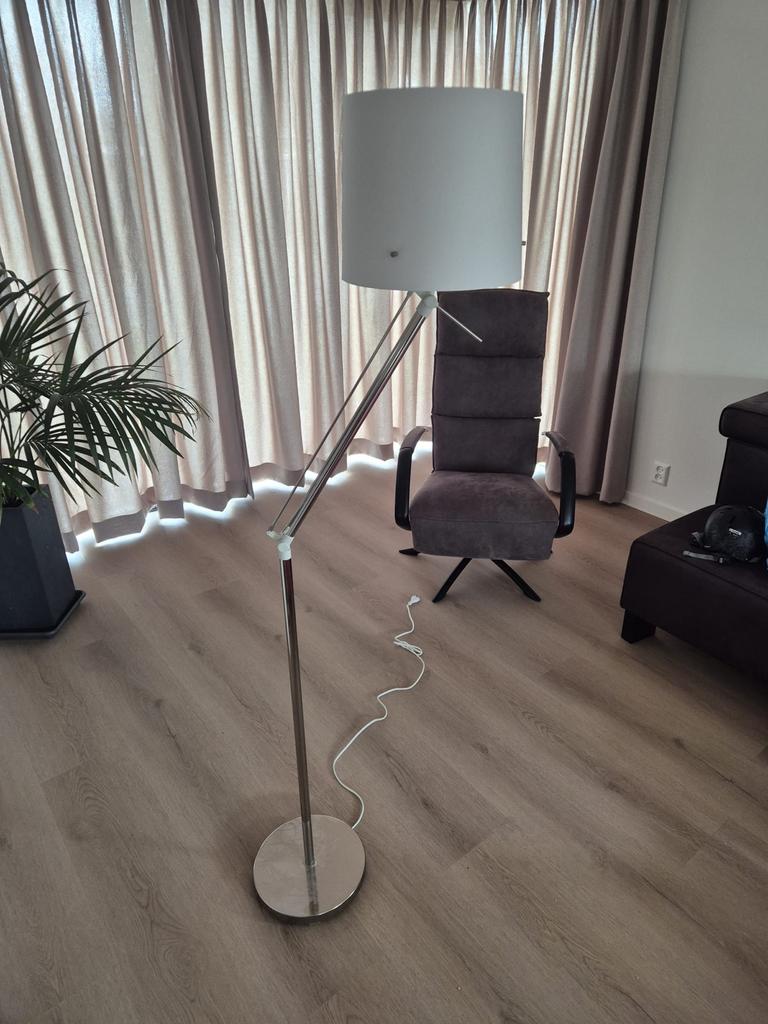 Moderne Staande Lamp met Verstelbare Arm en Witte Kap, Ophalen, Zo goed als nieuw, Metaal, 150 tot 200 cm