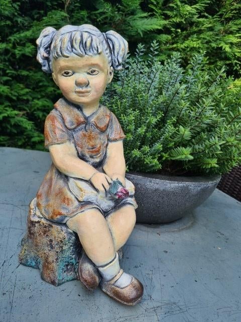 Tuinbeeld beton meisje met bloemen, Ophalen of Verzenden, Zo goed als nieuw, Beton, Mensenbeeld