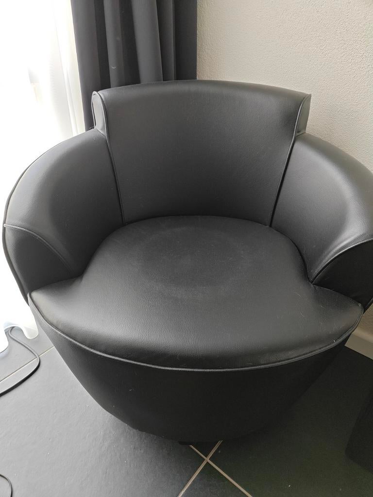 Zwarte fauteuil van kunstleer, Huis en Inrichting, Fauteuils, Ophalen, Kunststof, Minder dan 75 cm, Zo goed als nieuw