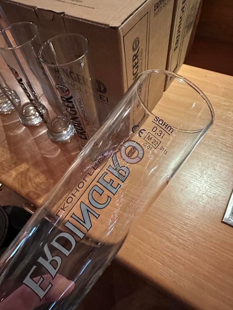 21 Erdinger bierglazen - Zo goed als nieuw, Ophalen of Verzenden, Zo goed als nieuw, Meerkleurig, Overige merken