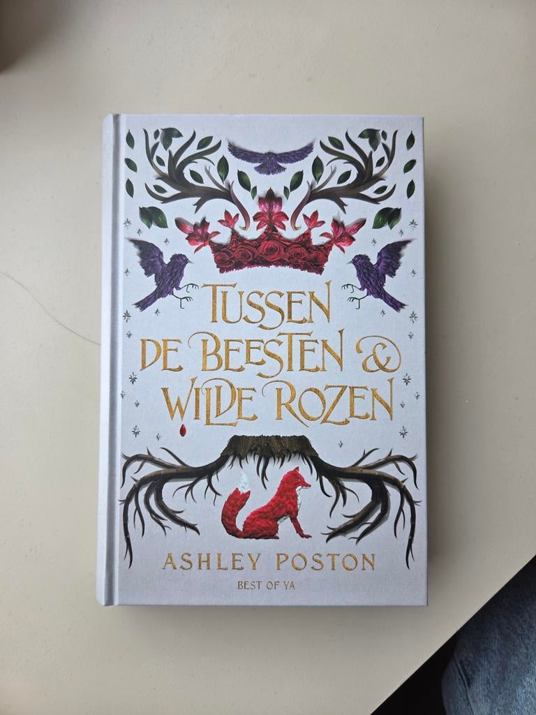 Ashley Poston - Tussen de beesten en wilde rozen, Ophalen of Verzenden, Zo goed als nieuw, Ashley Poston