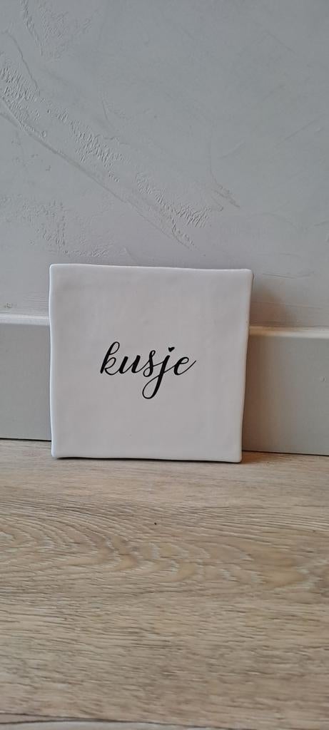 Tegeltje 'Kusje' 13x13 met ophanghaakje, Ophalen of Verzenden