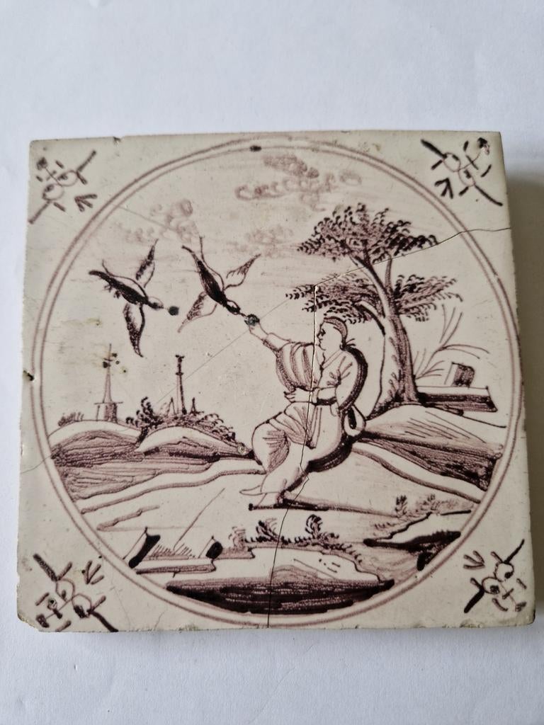 Antieke tegel met afbeelding van man en vogels, Ophalen of Verzenden