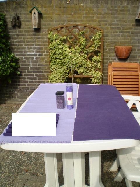 Paarse set: 2 tafellopers en decoratiesteentjes., Diversen, Pasen, Zo goed als nieuw, Ophalen of Verzenden