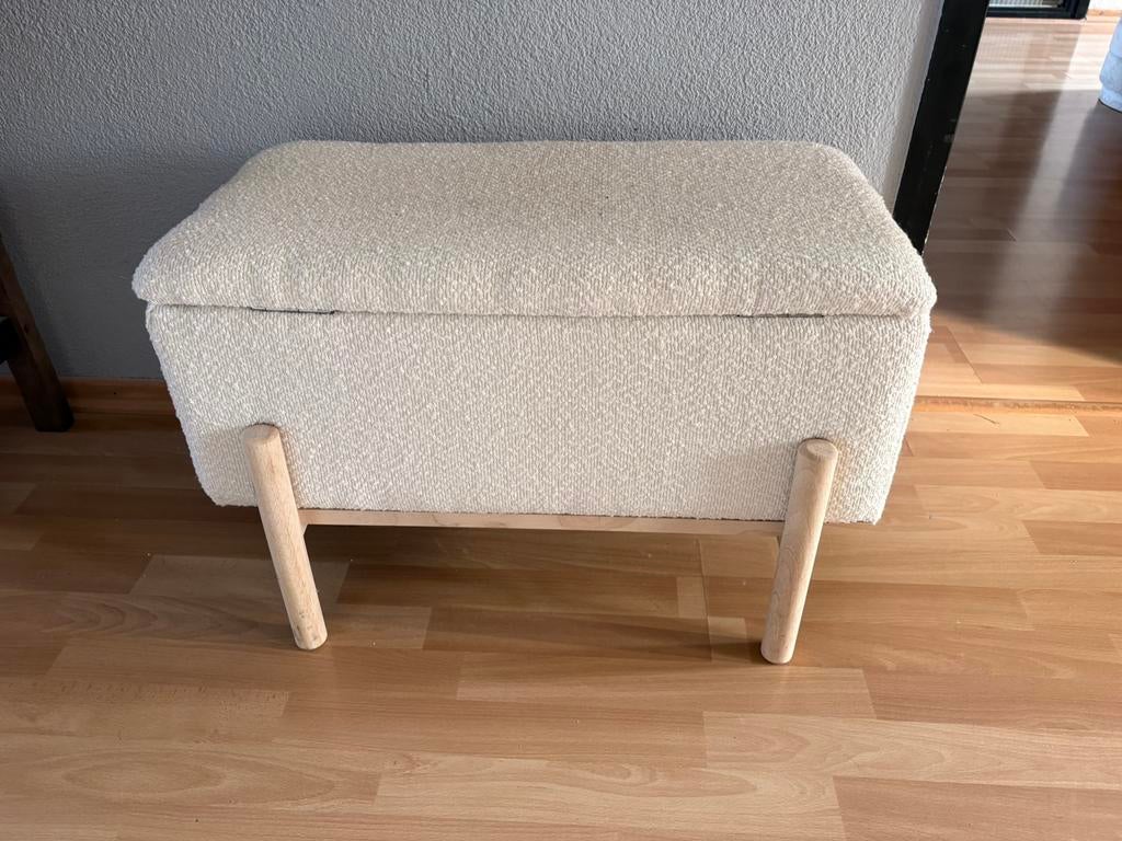 Leuk wit boucle opbergbankje ZGAN, Huis en Inrichting, Banken | Voetenbanken en Poefen, Ophalen, Zo goed als nieuw, Rond, Minder dan 50 cm