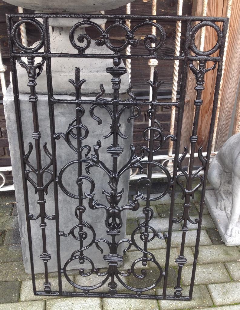 Deurrooster jugendstil gietijzer 100/60 in twee kleuren., Antiek en Kunst, Curiosa en Brocante, Ophalen of Verzenden