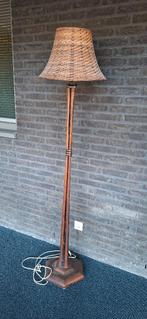 Staande lamp van Hout 100 jaar oud.ANTIEK dus, Huis en Inrichting, Lampen | Vloerlampen, Ophalen, Gebruikt, Antiek Jugend stil