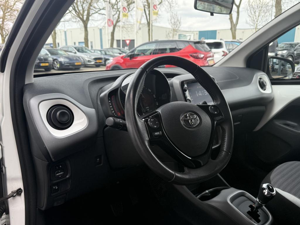 Toyota Aygo 1.0 VVT-i x-joy automaat/camera (bj 2020), Gebruikt, Euro 6, 4 stoelen, Wit