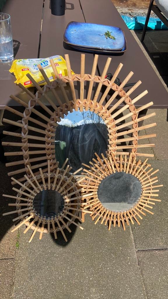 Rotan spiegel zon 50x60 cm, Huis en Inrichting, Woonaccessoires | Spiegels, Minder dan 50 cm, Rond, Ophalen of Verzenden, Zo goed als nieuw