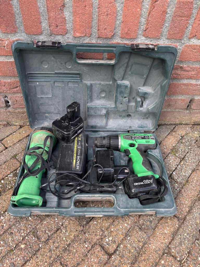 Hitachi Boormachine met zaklamp, 3 accu's en lader in kist, Ophalen of Verzenden, Gebruikt, Minder dan 400 watt, Boormachine