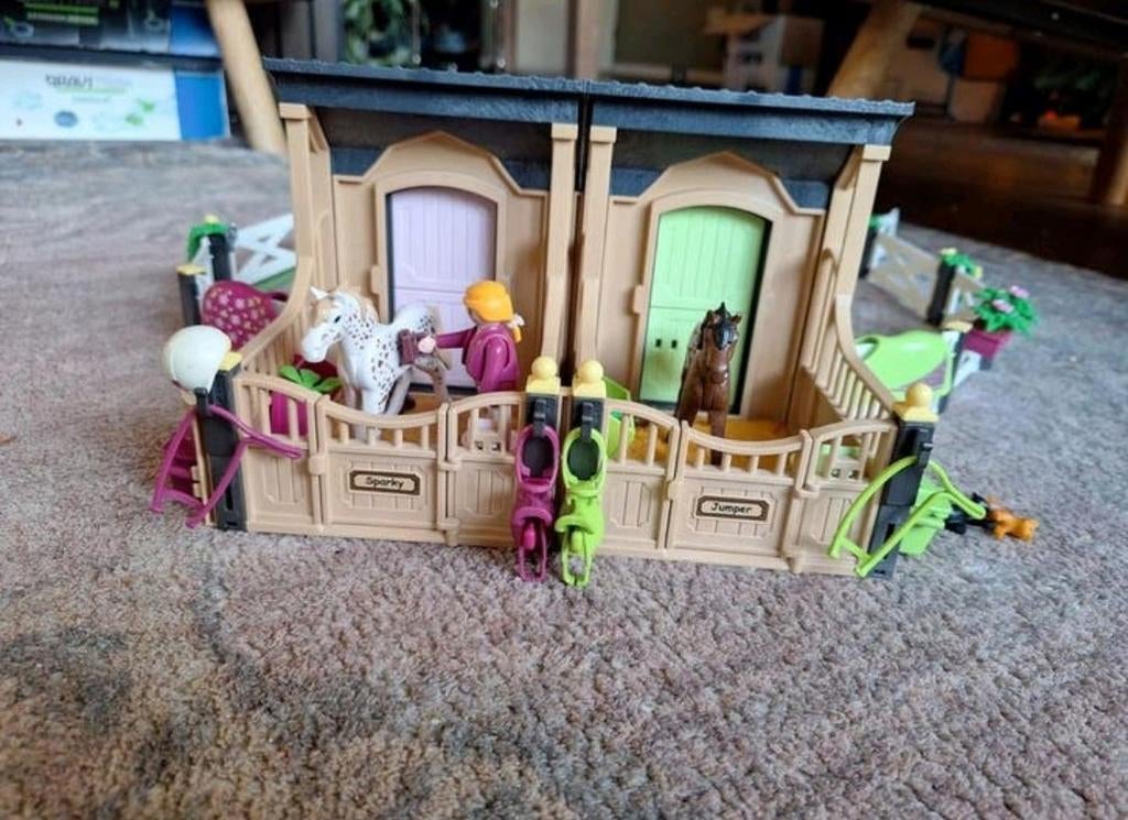 Playmobil Country: stallen, hekken, paarden, auto en trailer, Ophalen of Verzenden, Zo goed als nieuw, Los playmobil