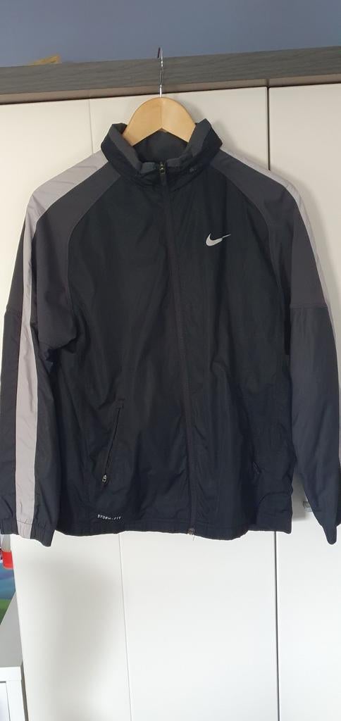 Nike storm-fit jack in de kleur zwart, Ophalen of Verzenden, Zo goed als nieuw, Jongen, Jas