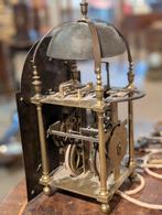 Antieke Engelse Wing lantaarn klok 38 cm hoog. €570., Antiek en Kunst, Ophalen