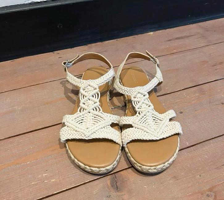 Van Haren sandalen gevlochten, Kleding | Dames, Schoenen, Beige, Zo goed als nieuw, Sandalen of Muiltjes, Ophalen of Verzenden