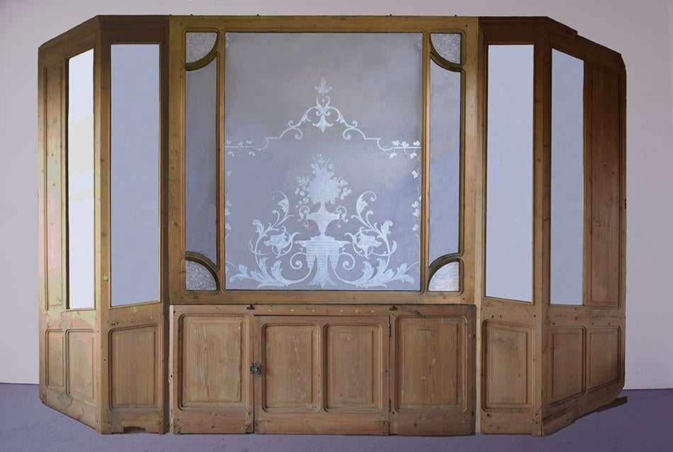 Antieke grenen houten erker of wand met geslepen glas 390 cm, Ophalen