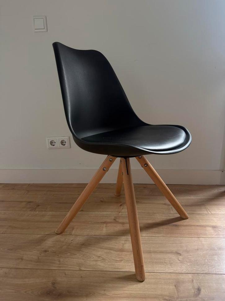 4 Zwarte Kunststof Stoelen met Lichte Houten Poten, Huis en Inrichting, Stoelen, Gebruikt, Vier, Kunststof, Zwart, Ophalen