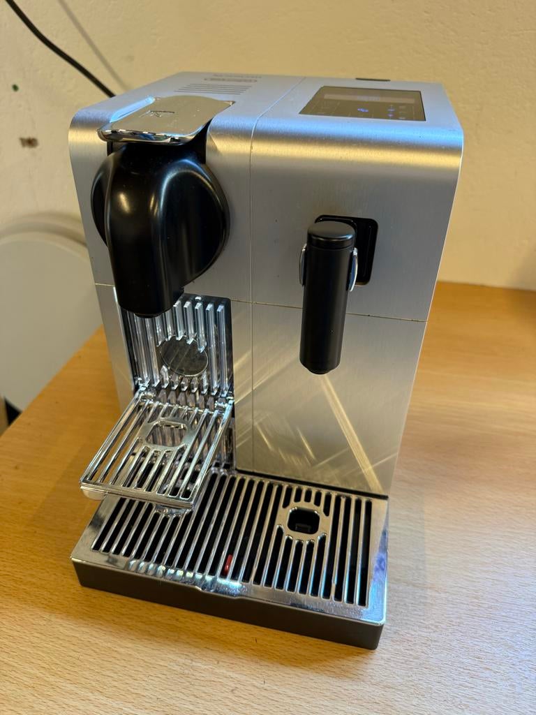 DeLonghi EN.750MB Lattissima Pro Nespresso machine, Witgoed en Apparatuur, Koffiezetapparaten, Ophalen, Gebruikt, Koffiemachine