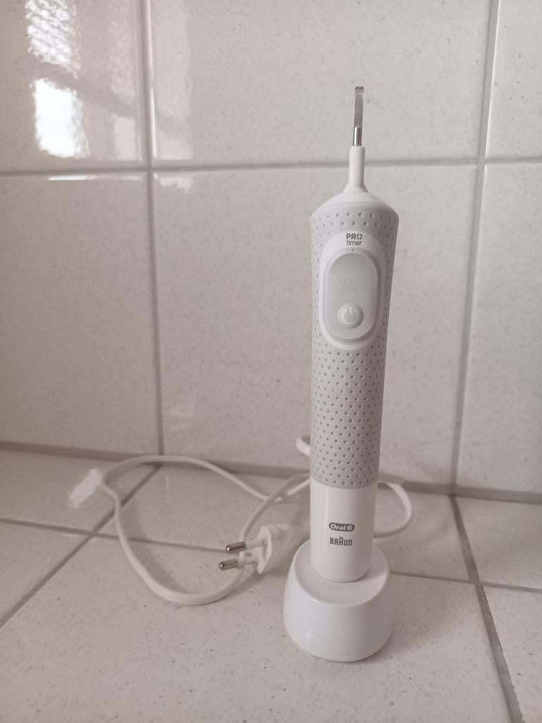 Braun Oral-B elektrische tandenborstel, Ophalen of Verzenden, Gebruikt, Tandenborstel