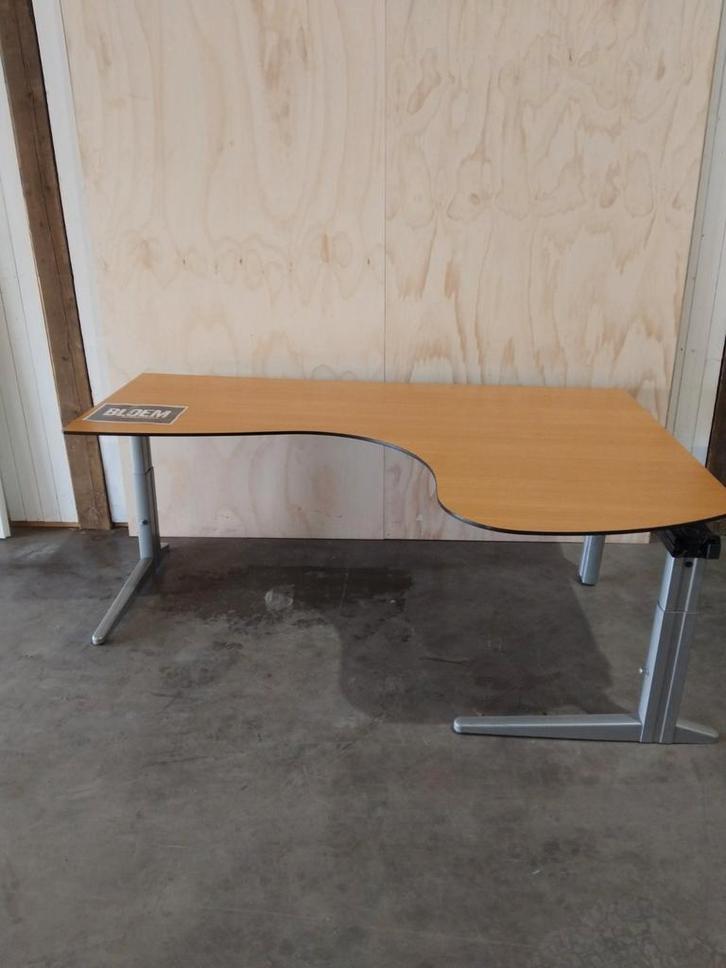 Hoekbureau ahrend, Huis en Inrichting, Bureaus, Zo goed als nieuw, Bureau, In hoogte verstelbaar, Ophalen