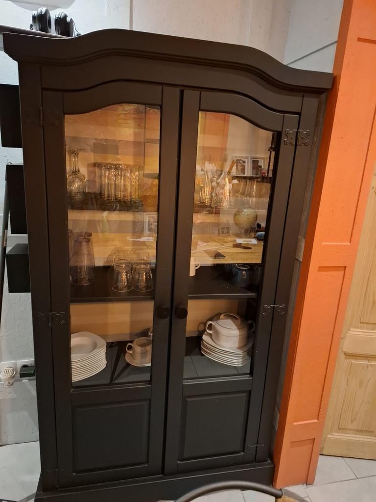 Zwarte vitrinekast met glazen deuren, Ophalen