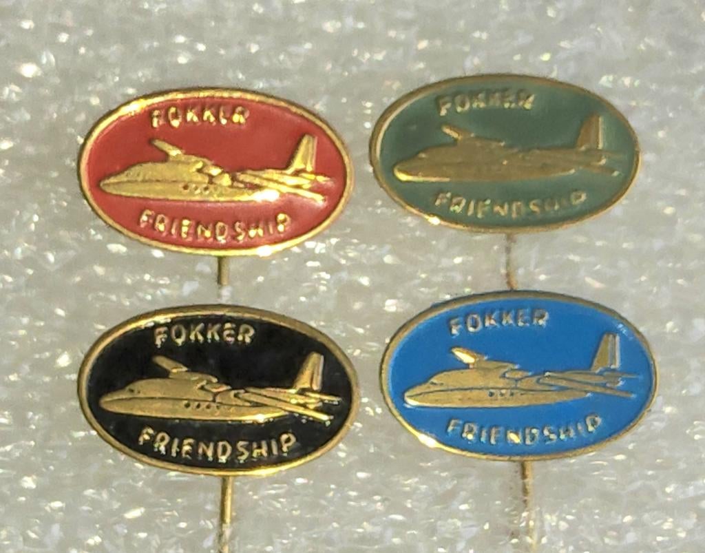 4 Fokker Friendship Speldjes - Vintage Vliegtuig, Verzamelen, Speldjes, Pins en Buttons, Ophalen of Verzenden, Gebruikt, Transport