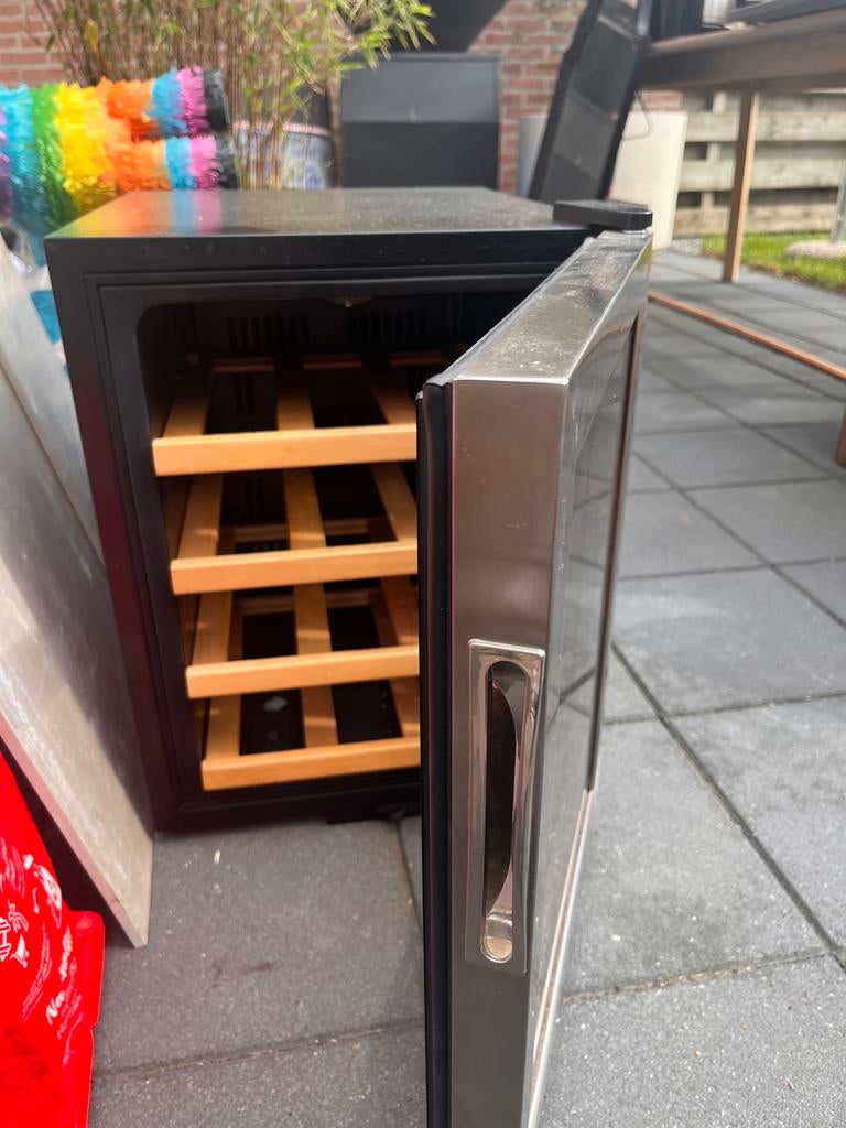 Compacte Wijnkoelkast Zwart met Houten Plankjes, Witgoed en Apparatuur, Koelkasten en IJskasten, Ophalen, Minder dan 75 liter