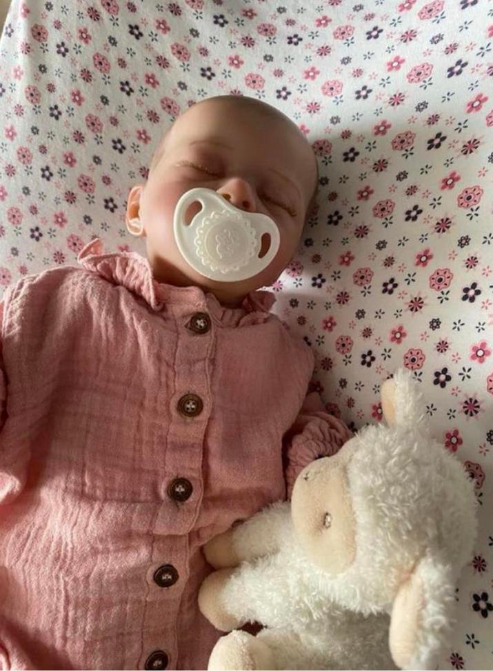 Slapend Reborn baby meisje, Verzamelen, Poppen, Verzenden, Zo goed als nieuw, Babypop, Levensecht of Reborn