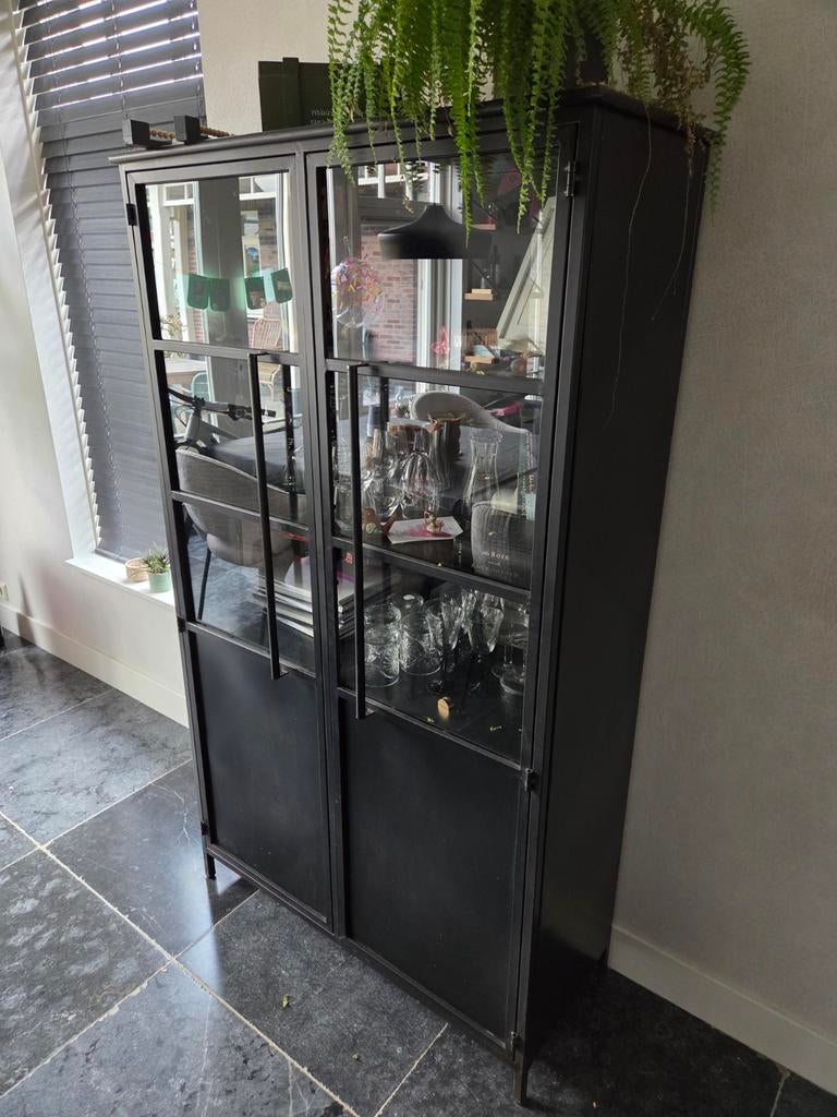 Zwart metalen vitrinekast Woood exhibit, Huis en Inrichting, Ophalen, 50 tot 100 cm, Zo goed als nieuw, Glas