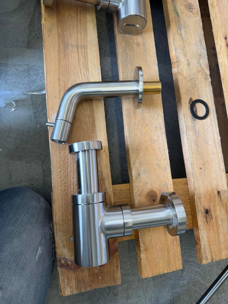 Inbouw toiletfontein kraan met afvoer en toiletborstel, Ophalen of Verzenden, Zo goed als nieuw, Toilet