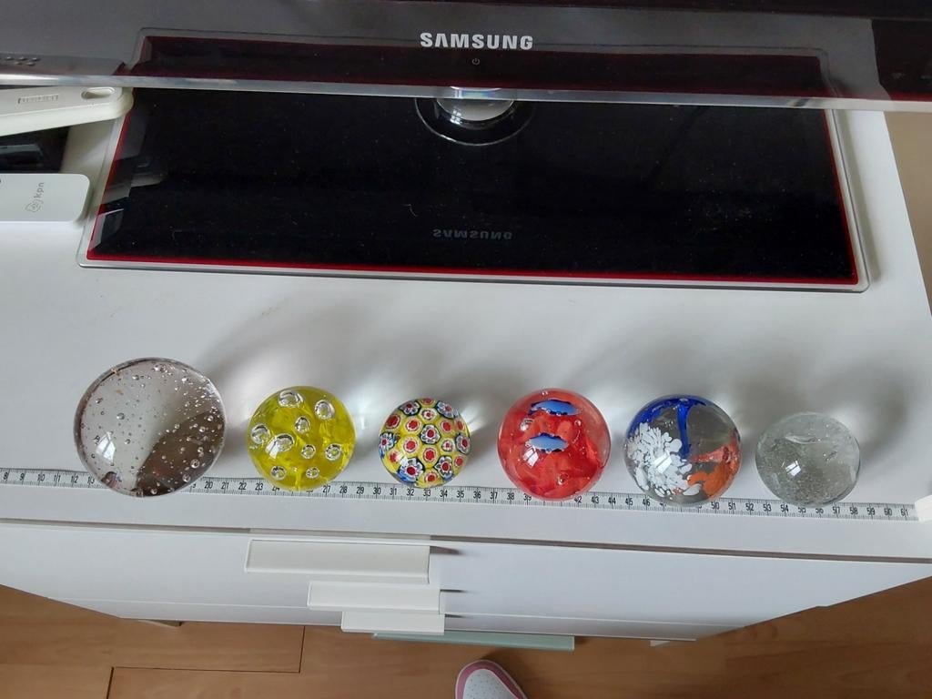 Glazen presse-papier, diverse bollen. Per set 23,95. 5,00 ps, Antiek en Kunst, Antiek | Glas en Kristal, Ophalen of Verzenden