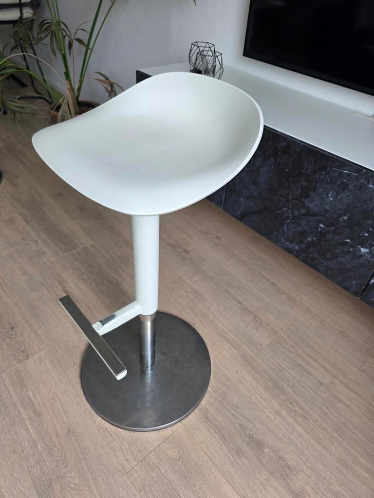 4x Witte barkrukken, draaibaar en verstelbaar (RVS look), Gebruikt, 60 tot 90 cm, Ophalen of Verzenden, In hoogte verstelbaar