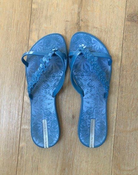Mooie slippers Ipanema x Gisele Bundchen maat 39, Slippers, Blauw, Ophalen of Verzenden, Zo goed als nieuw