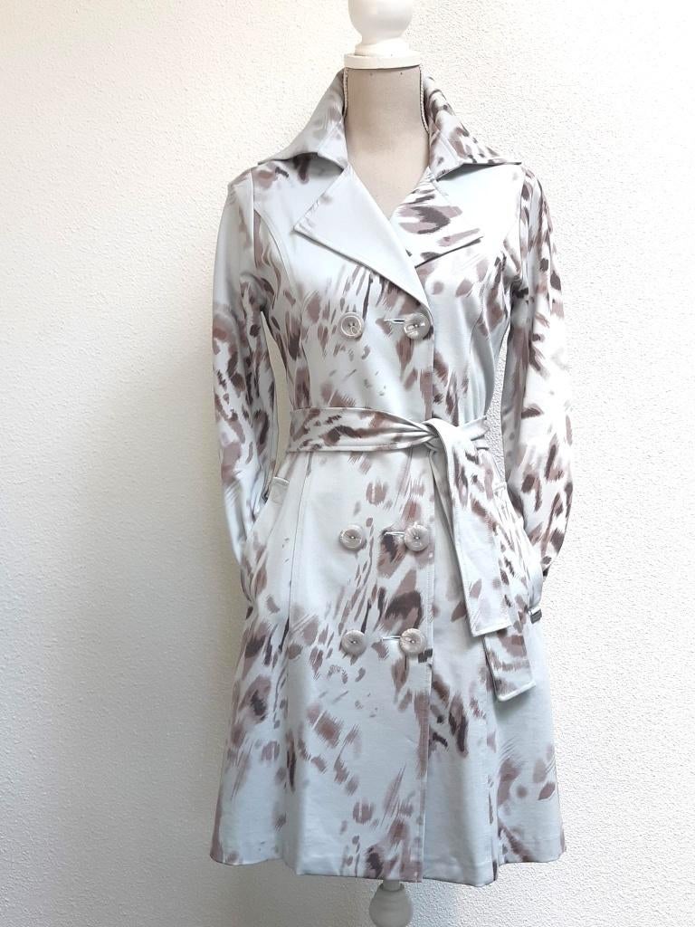 Licht blauw grijze kleur lange jas met moderne print, Verzenden, Nieuw, Maat 36 (S), Blauw