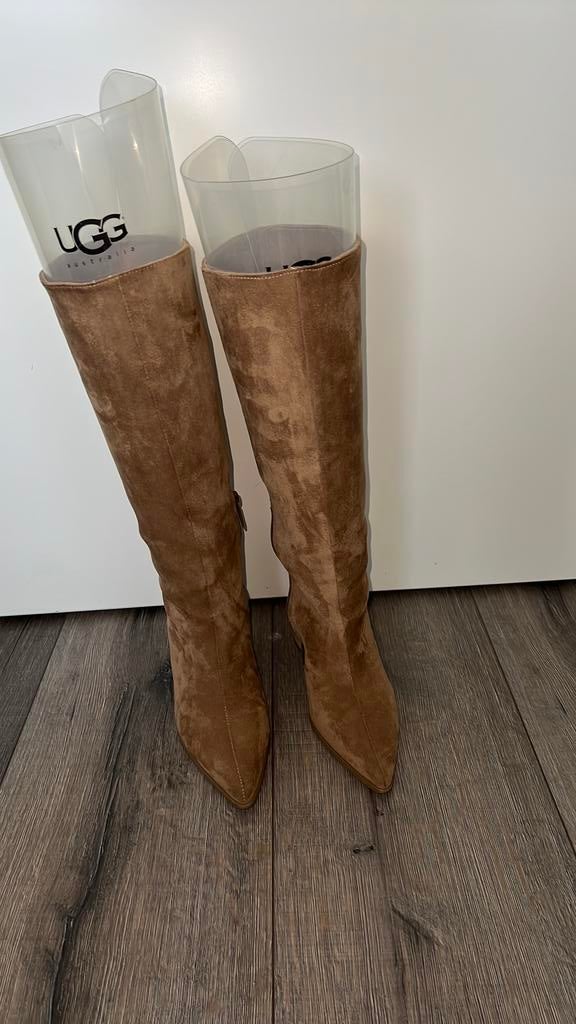 Bershka suede laarzen beige 38, Ophalen of Verzenden, Zo goed als nieuw