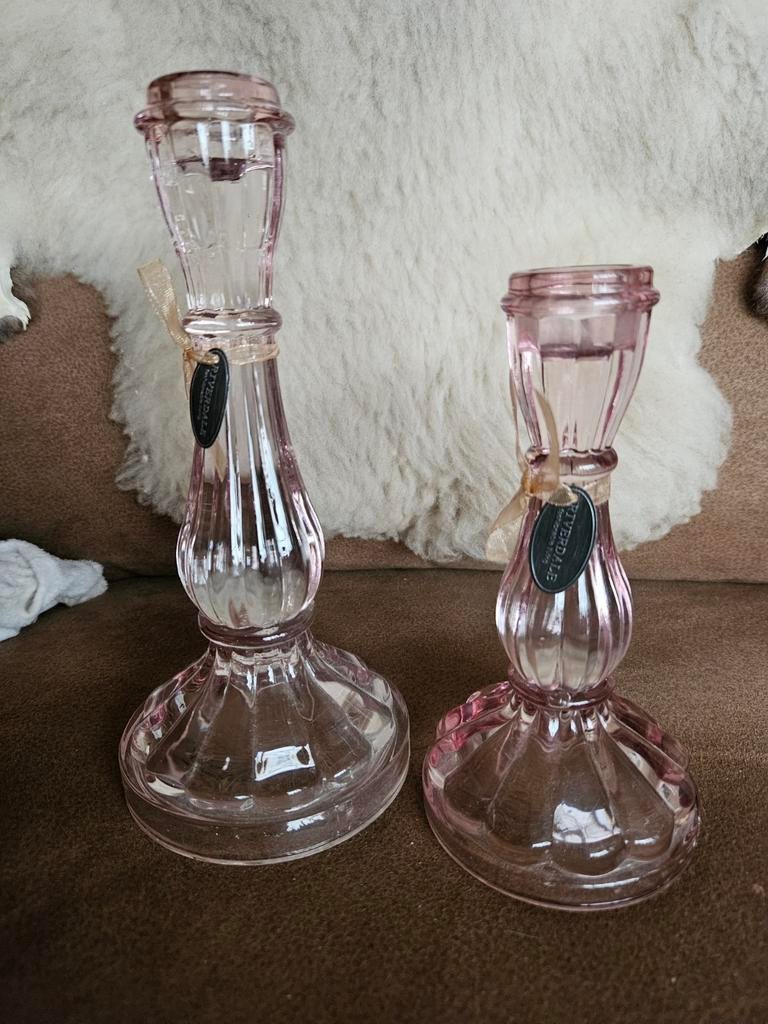 2 mooie roze kaarsenstanders van Riverdale, Huis en Inrichting, Ophalen of Verzenden, Zo goed als nieuw, Overige materialen, Minder dan 25 cm