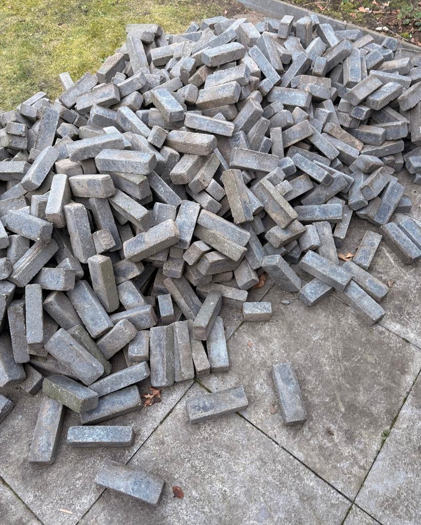 Gratis - Waalformaat Klinkers Antracietgrijs (8-9 m²), Tuin en Terras, Ophalen, Gebruikt, Klinkers, 5 tot 10 m²