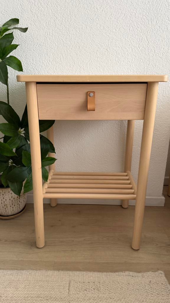 IKEA BJÖRKSNÄS Nachtkastje, berkenhout in hele goede staat, Huis en Inrichting, Ophalen, Zo goed als nieuw, 55 tot 70 cm