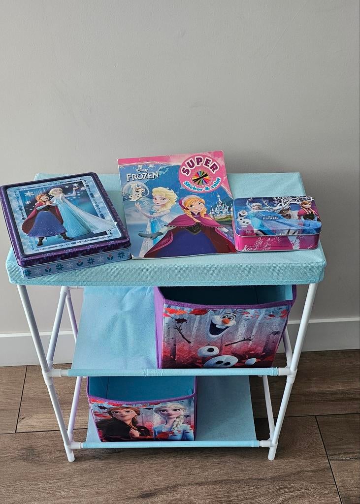 Leuke Frozen set. Kastje en blikjes en kleur/stickerboek, Ophalen of Verzenden, Overige typen