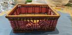 mandje in raffia ? met lint rood/wit en strik, Kunststof, Mand, Ophalen of Verzenden, Zo goed als nieuw