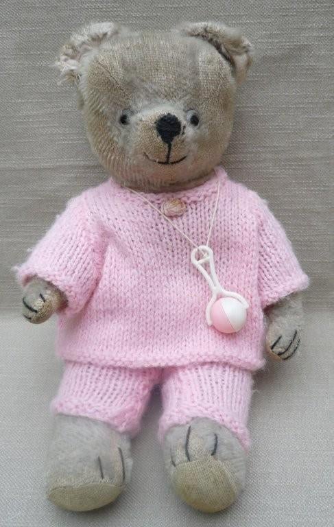 Oud grijs beertje met roze gebreid pakje aan, Verzamelen, Beren en Cherished Teddies, Gebruikt, Stoffen beer, Overige merken, Ophalen of Verzenden