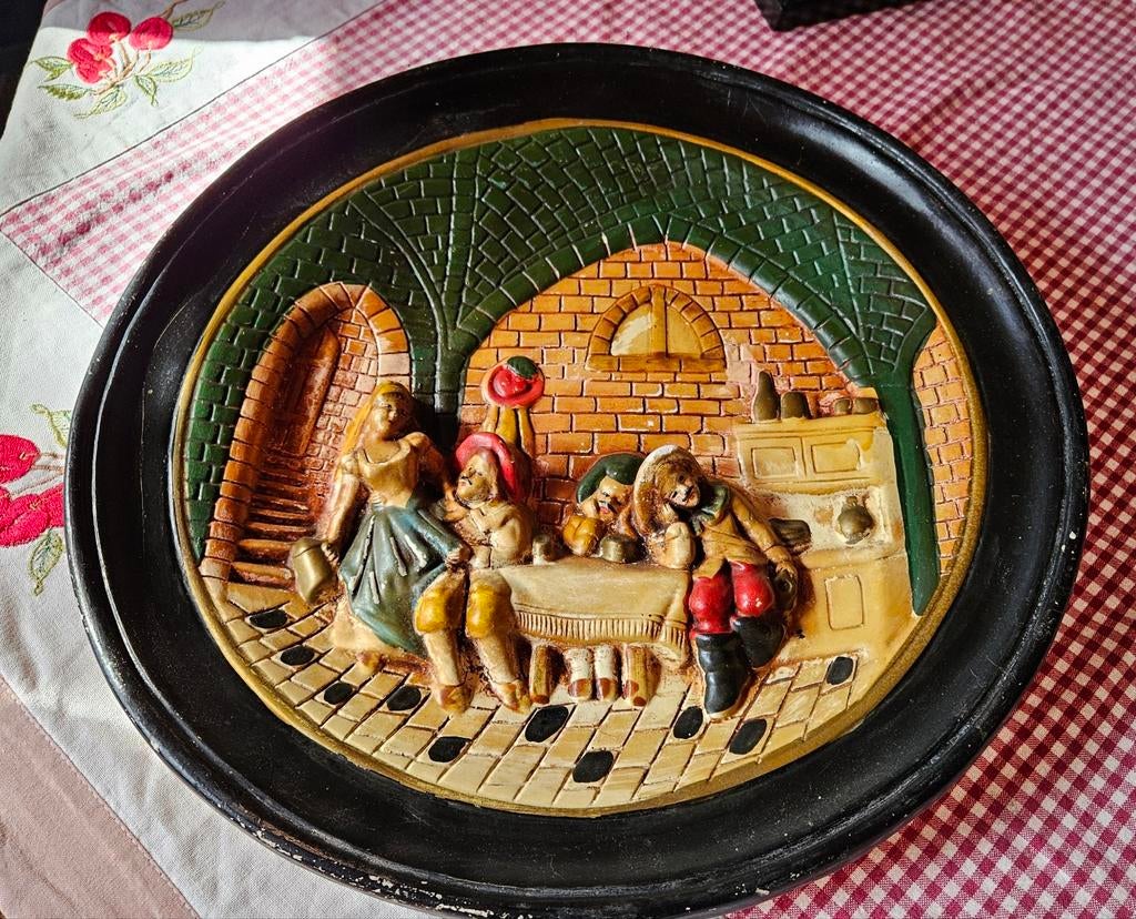 Wandbord met 3D voorstelling van mensen aan tafel, Antiek en Kunst, Ophalen of Verzenden