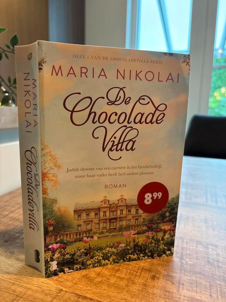 De Chocolade Villa - Maria Nikolai, Boeken, Romans, Zo goed als nieuw, Nederland, Ophalen of Verzenden
