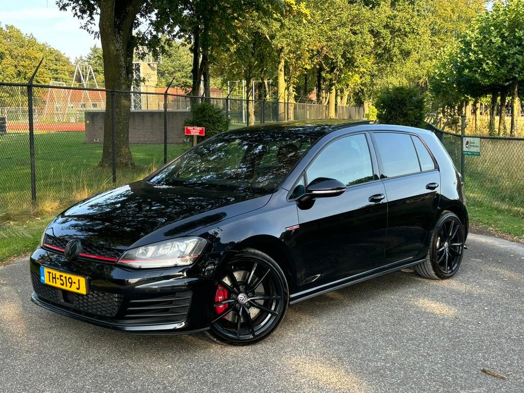 VW Golf 7 GTI 2.0 TSI 300PK Performance DSG/PANO/2014 Zwart, 4 cilinders, 1984 cc, Zwart, 1324 kg