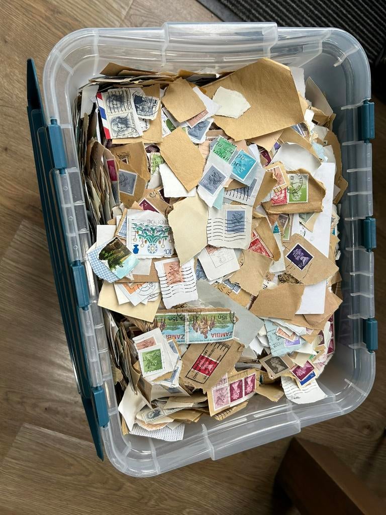 Grote partij postzegels op papier, nog af te weken, Ophalen of Verzenden