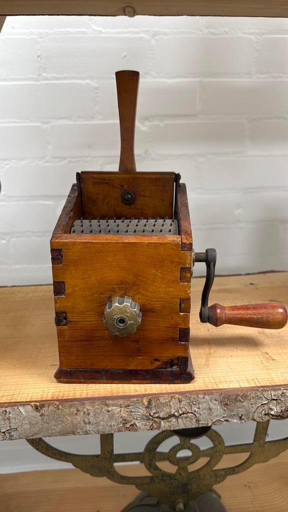 een antieke houten kaasrasp, Ophalen