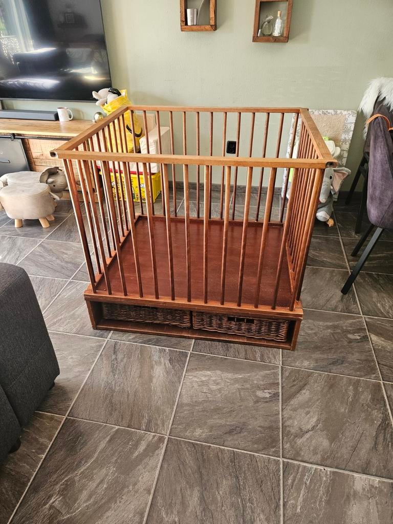 Houten box met rieten manden, Kinderen en Baby's, Boxen, Ophalen of Verzenden, Gebruikt, In hoogte verstelbaar