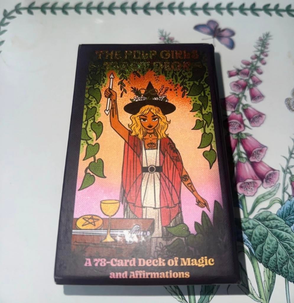 The Pulp Girls Tarot Deck, Boeken, Ophalen of Verzenden, Zo goed als nieuw, Tarot of Kaarten leggen, Overige typen