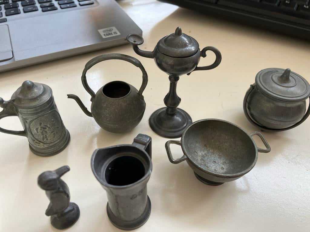 Set van 7 Tinnen Miniatuurtjes: Theepot, Kannen, Lamp en mee, Ophalen of Verzenden