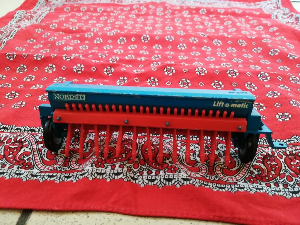 Britains Ltd 1:32 Farm NORDSTEN LIFT-O-MATIC ZAADBOOR #9539, Ophalen of Verzenden, Gebruikt, Tractor of Landbouw, Britains